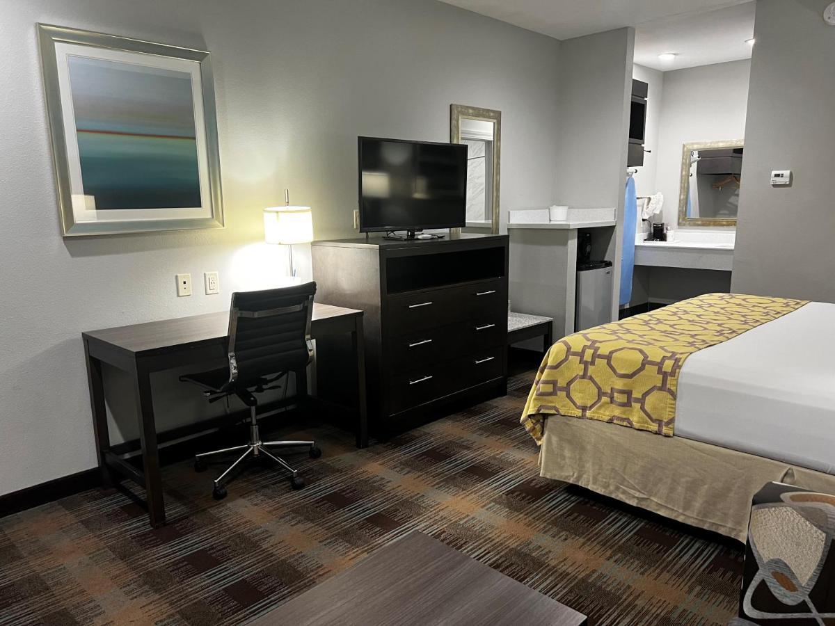 Baymont By Wyndham Bryan College Station Hotel Exterior photo